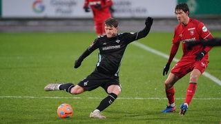 Fußballer Jens Stage vom SV Werder Bremen holt aus, um zu schießen.