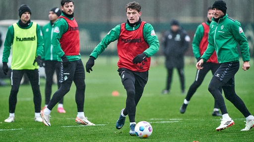 Werder-Spieler bei einem Trainingsspielchen, Jens Stage ist am Ball.