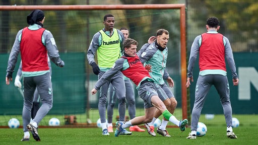 Mehrere Werder-Spieler kämpfen in einem Trainingsspiel um den Ball.