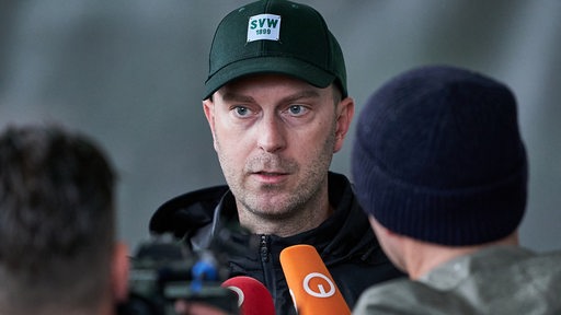 Werder-Trainer Ole Werner gibt ein Interview im Trainingslager.