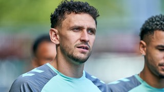 Werder-Verteidiger Milos Veljkovic auf dem Weg zum Trainingsplatz.