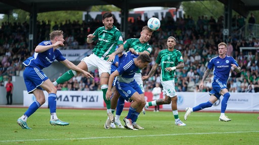 Werders Neuzugang Keke Topp steigt im Testspiel gegen Verden im Pulk zum Kopfball hoch.