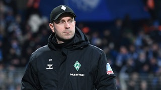 Ole Werner, Trainer des SV Werder, steht in Jacke im Bochumer Ruhrstadion.