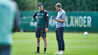 Werder-Coach Ole Werner am Rande des Trainings im Gespräch mit dem Sportlichen Leiter Peter Niemeyer.