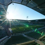 Blick in das leere Weser-Stadion, in das von oben links die Sonne hineinscheint.