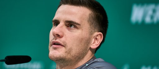 Werder-Torwart Michael Zetterer in Nahaufnahme bei einer Pressekonferenz.