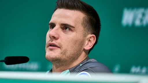 Werder-Torwart Michael Zetterer in Nahaufnahme bei einer Pressekonferenz.