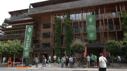 Zu sehen ist das Hotel der Werdermannschaft mit einem großen Werderbanner welches an der Vorderseite des Gebäudes hängt.