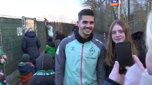 Der Fussballspieler Andre Silva beim Selfies machen mit Fans 