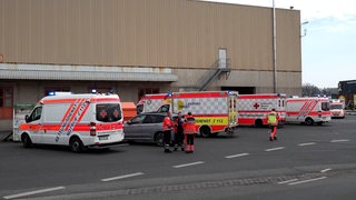 Mehrere Einsatzfahrzeuge stehen nebeneinander.