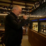 Der Bremer Gastronom Andreas Hoetzel in seiner Weinbar.