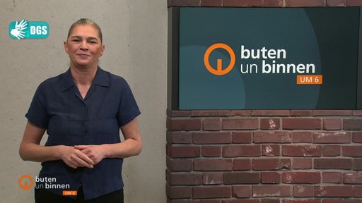 Die Moderatorin Gunda Helmes im Studio von buten un binnen.