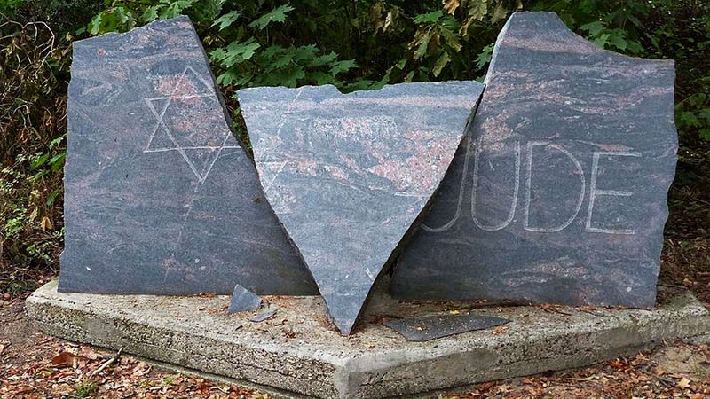 Gedenkstein zur Deportation männlicher Juden ins KZ Sachsenhausen nach der Reichspogromnacht am 9. November 1938, Skulptur von Jürgen Blode, Granit auf Betonsockel