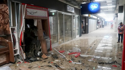 In einem Einkaufszentrum wurde ein Geldautomat gesprengt.