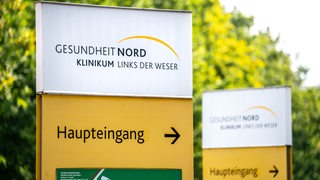 Schilder weisen auf den Haupteingang des Klinikums Links der Weser hin.