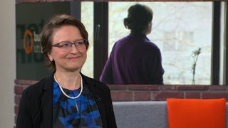 Die Gesundheitspsychologin Sonja Lippke zum Interview im Studio von buten un binnen.