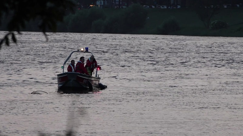 Ein Boot der Wasserschutzpolizei ist auf der Weser zu sehen.