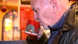 Ein Kontrolleur testet den Glühwein auf dem Bremer Weihnachtsmarkt.