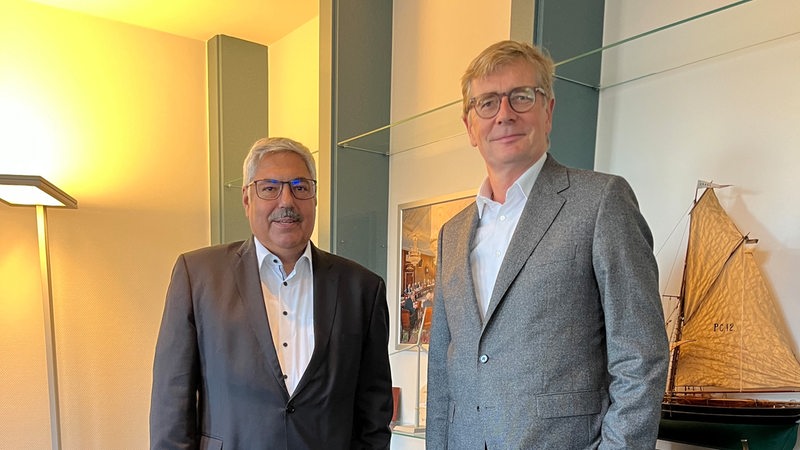 Bremerhavens Oberbürgermeister Melf Grantz (SPD) und Interimsgeschäftsführer der Erlebnis Bremerhaven Hendrik Heerma stehen nebeneinander
