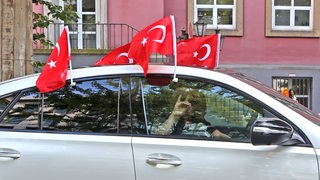 Türkische Fans zeigen den Wolfsgruss.