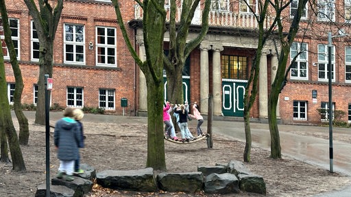 Schulhof der Grundschule Stader Straße mit spielenden Kindern