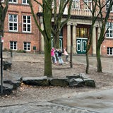 Schulhof der Grundschule Stader Straße mit spielenden Kindern