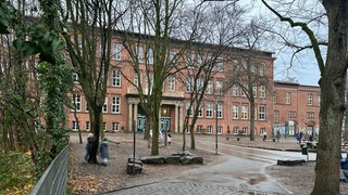 Schulhof der Grundschule Stader Straße mit spielenden Kindern