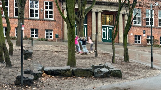 Schulhof der Grundschule Stader Straße mit spielenden Kindern