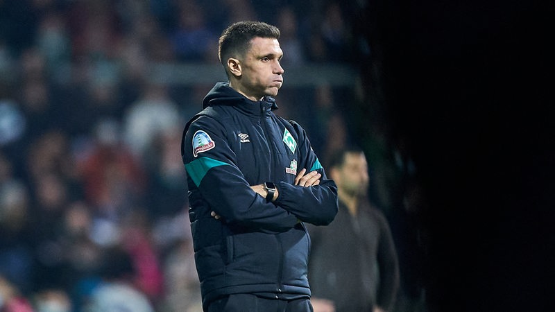 Werder interim-coach Danijel Zenkovic stond op de zijlijn met zijn armen over elkaar en zijn wangen opgeblazen.