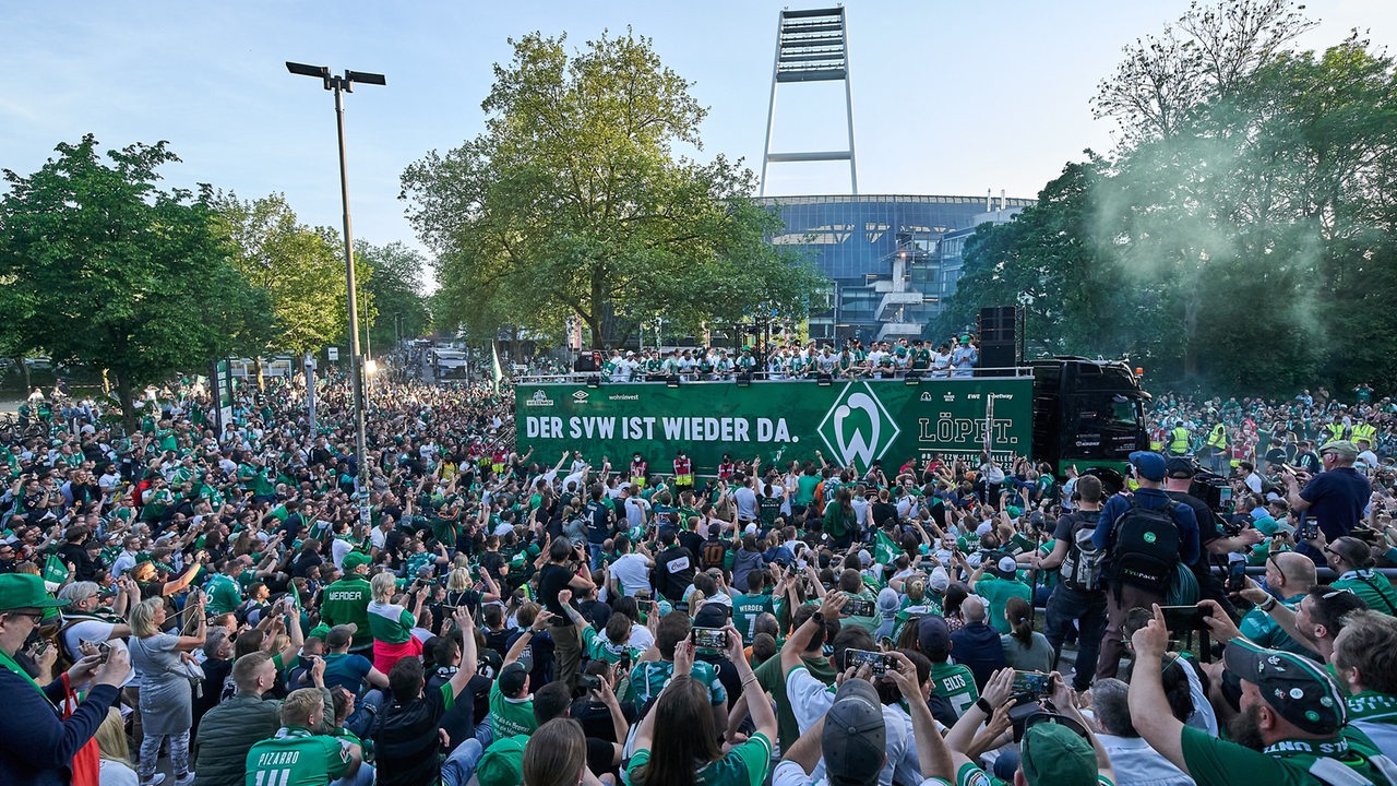 Werder-Rückblick im Video: So schön war die grün-weiße Aufstiegssause - buten un binnen