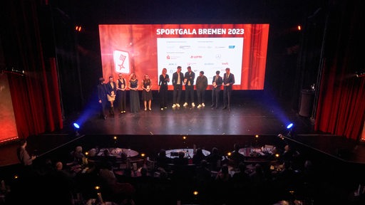 Die Preisträger der Bremer Sportgala versammeln sich auf der Bühne.