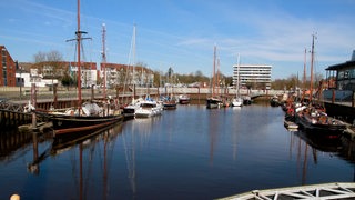 Im Vegesacker Hafen liegen diverse Schiffe.