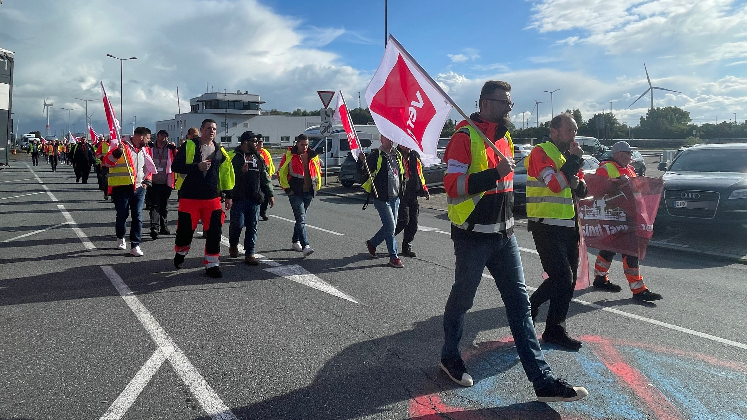 Hafenarbeiter Aus Bremen Und Bremerhaven Beteiligen Sich An Warnstreik ...