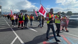 Menschen im Hafen von Bremerhaven bei einer Demonstration