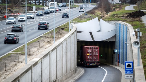 Ein Lkw fährt in einen Tunnel.