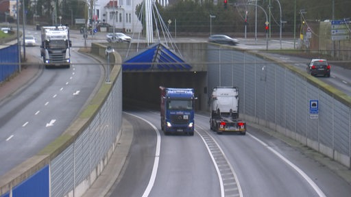 Zwei LKW auf der Fahrt durch den Hafentunnel