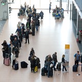 Menschen stehen Schlange am Hamburger Flughafen