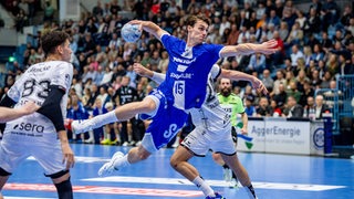 Handballer Miro Schluroff vom VfL Gummersbach springt in den Kreis und holt zum Wurf aus.