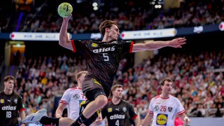 Handballer Miro Schluroff springt in den Kreis und wirft.