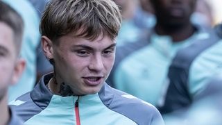 Werder-Spieler Hansen-Aaroen läuft zum Training.