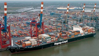 Ein Containerschiff an einer Mole in Bremerhaven