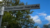 Zu sehen ist ein Straßenschild der Schwachhauser Heerstraße.