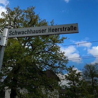 Zu sehen ist ein Straßenschild der Schwachhauser Heerstraße.