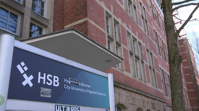 Schild mit HSB-Logo vor Gebäude der Hochschule Bremen