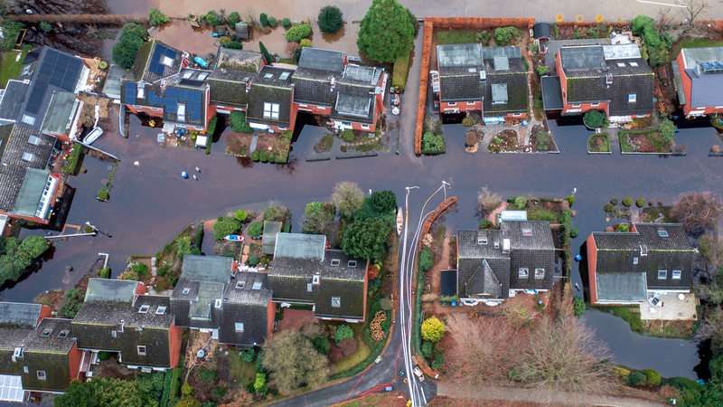 Drohnenaufnahme von Häusern im überschwemmten Hochwassergebiet in der Gemeinde Lilienthal bei Bremen. 