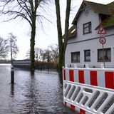 Eine Straße in Lilienthal ist überflutet.