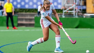 Hockeyspielerin Lena Frerichs vom Bremer Hockey-Club holt auf dem Feld zum Schlag aus.