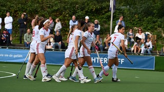 Spielerinnen des Bremer Hockey Clubs kommen zusammen, um mit Torschützin Lena Frerichs abzuklatschen.