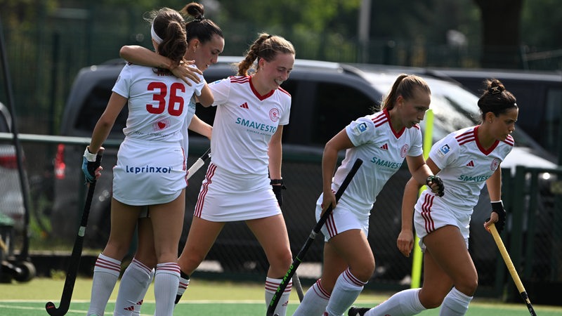 Hockey-Spielerinnen von Bundesligist Bremer HC kommen nach einem Treffer gegen München zum Torjubel zusammen.