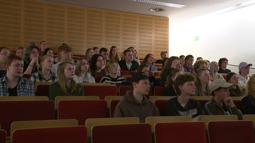 Ein gefüllter Hörsaal mit Neuzugängen der Hochschule Bremen.